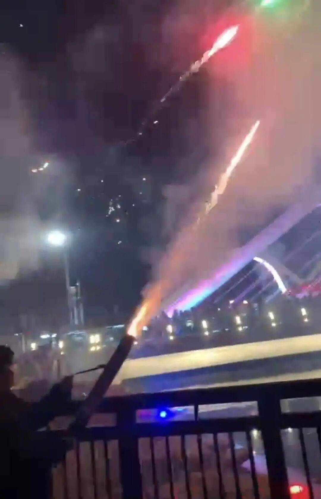 10岁男孩被烟花击中头部身亡<strong></p>
<p>新华百货股票</strong>,14岁嫌疑人被告上法庭,最新进展→