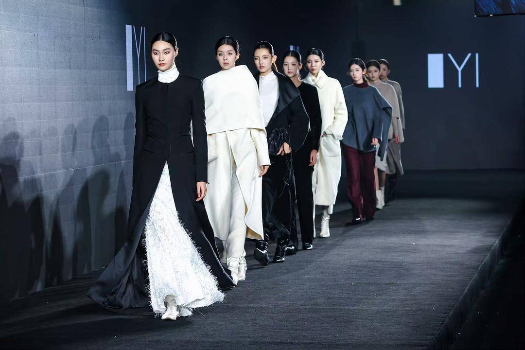 非遗惊艳、萌娃抢镜、大码模特出圈<strong></p>
<p>新华百货股票</strong>！南京国际时尚周看点太密