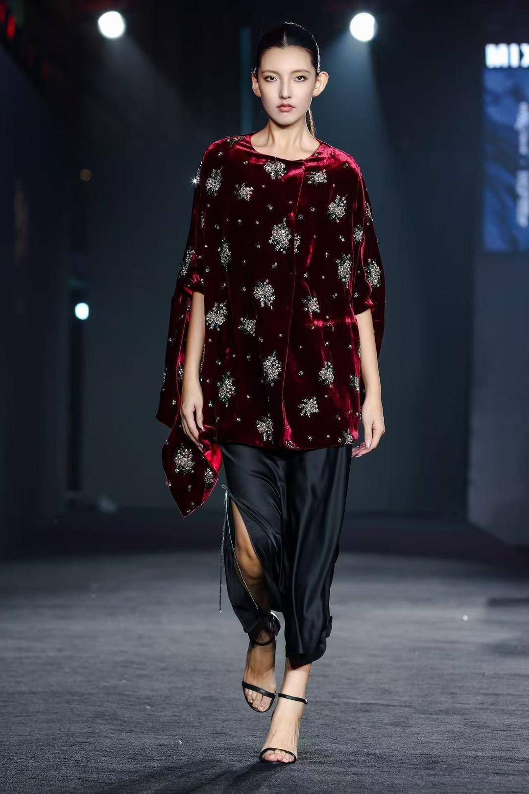 非遗惊艳、萌娃抢镜、大码模特出圈<strong></p>
<p>新华百货股票</strong>！南京国际时尚周看点太密