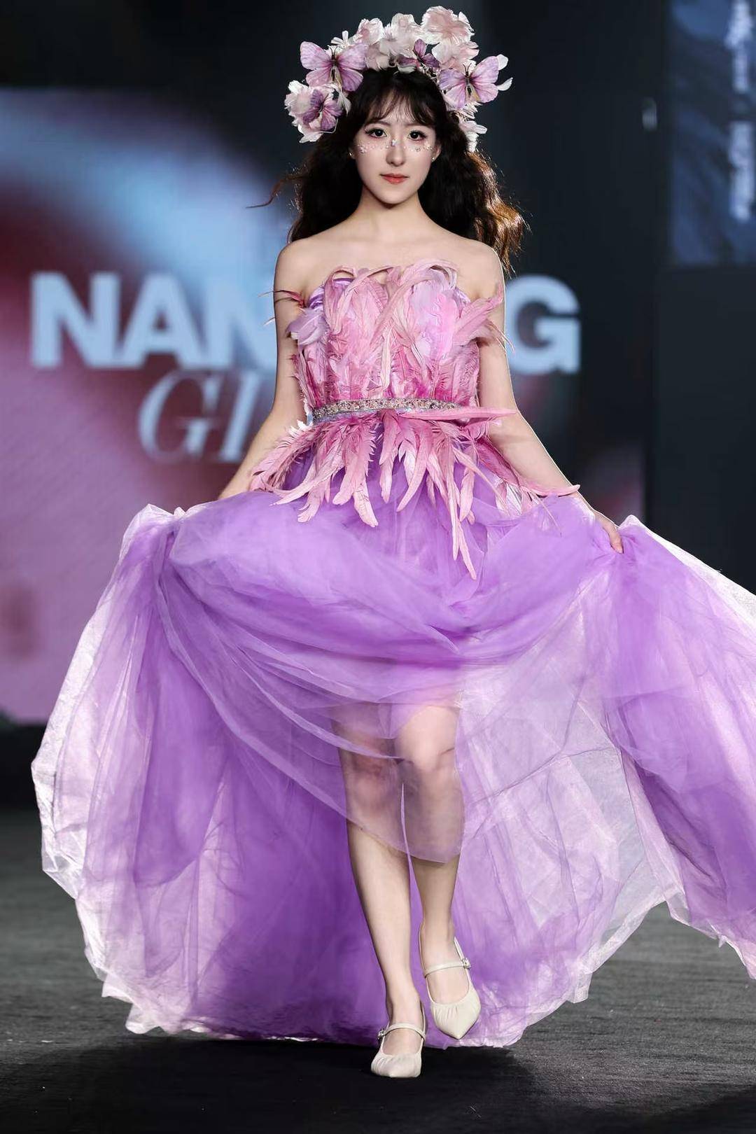 非遗惊艳、萌娃抢镜、大码模特出圈<strong></p>
<p>新华百货股票</strong>！南京国际时尚周看点太密