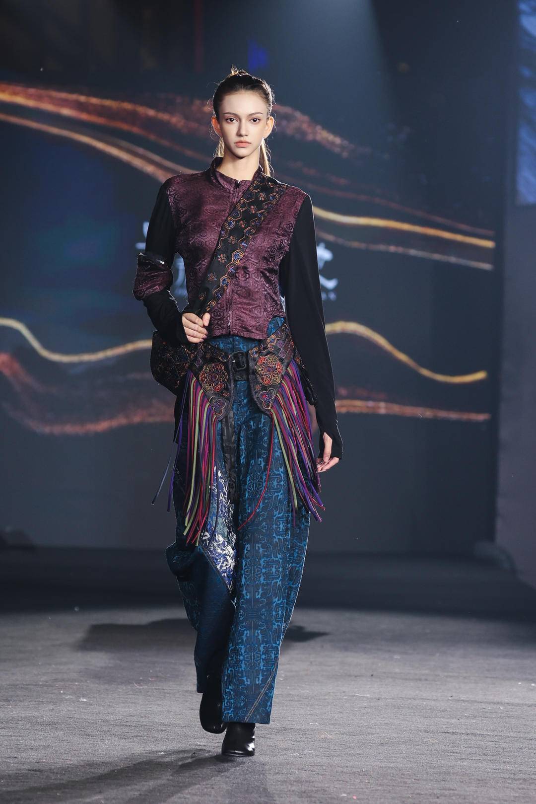 非遗惊艳、萌娃抢镜、大码模特出圈<strong></p>
<p>新华百货股票</strong>！南京国际时尚周看点太密