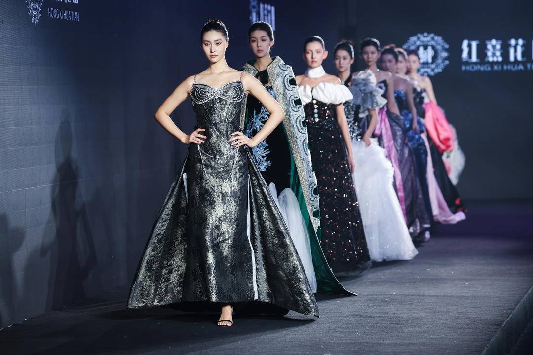 非遗惊艳、萌娃抢镜、大码模特出圈<strong></p>
<p>新华百货股票</strong>！南京国际时尚周看点太密