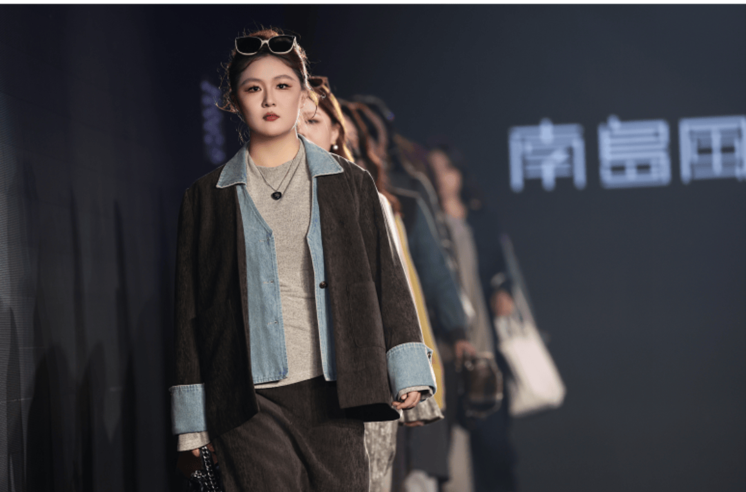 非遗惊艳、萌娃抢镜、大码模特出圈<strong></p>
<p>新华百货股票</strong>！南京国际时尚周看点太密