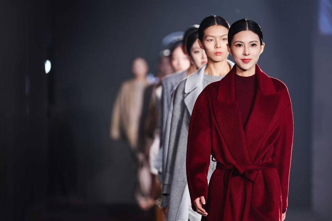 非遗惊艳、萌娃抢镜、大码模特出圈<strong></p>
<p>新华百货股票</strong>！南京国际时尚周看点太密