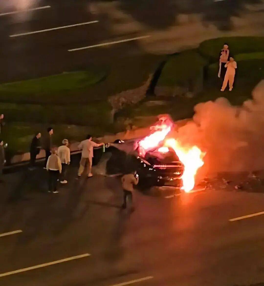 一辆SU7碰撞后爆燃<strong></p>
<p>新华百货股票</strong>,多人救援未果!小米股价重挫近8%!