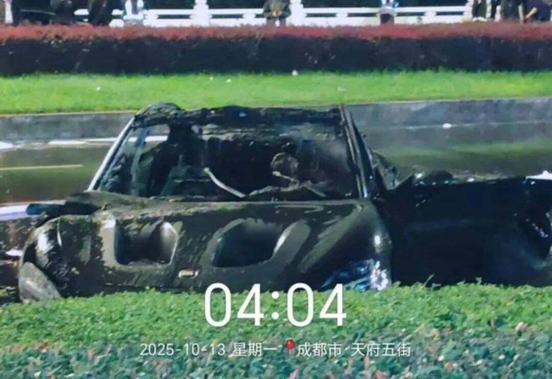 一辆SU7碰撞后爆燃<strong></p>
<p>新华百货股票</strong>,多人救援未果!小米股价重挫近8%!