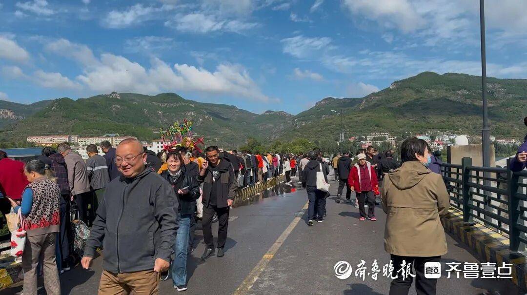 “鱼多得数不过来<strong></p>
<p>四方达股票</strong>,一网子下去能捞好几条”济南锦绣川水库开闸放水,大量鲢鱼被冲出,工作人员:禁止捕捞!