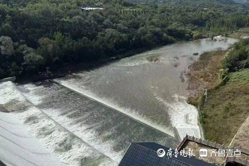 “鱼多得数不过来<strong></p>
<p>四方达股票</strong>,一网子下去能捞好几条”济南锦绣川水库开闸放水,大量鲢鱼被冲出,工作人员:禁止捕捞!