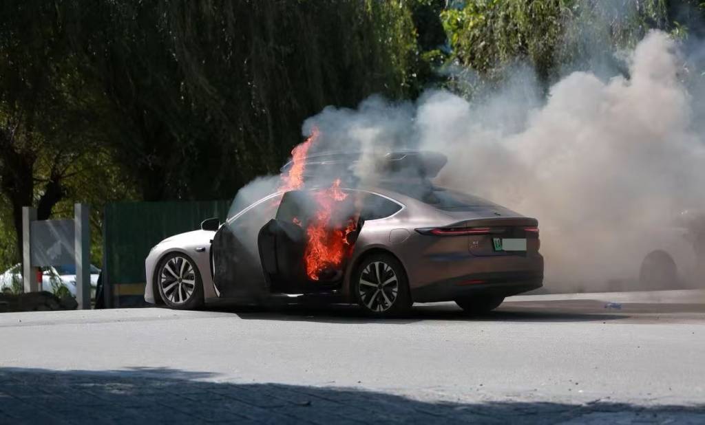 一辆蔚来牌轿车在大理一景区外起火<strong></p>
<p>四方达股票</strong>，一家四口撤离及时无伤亡