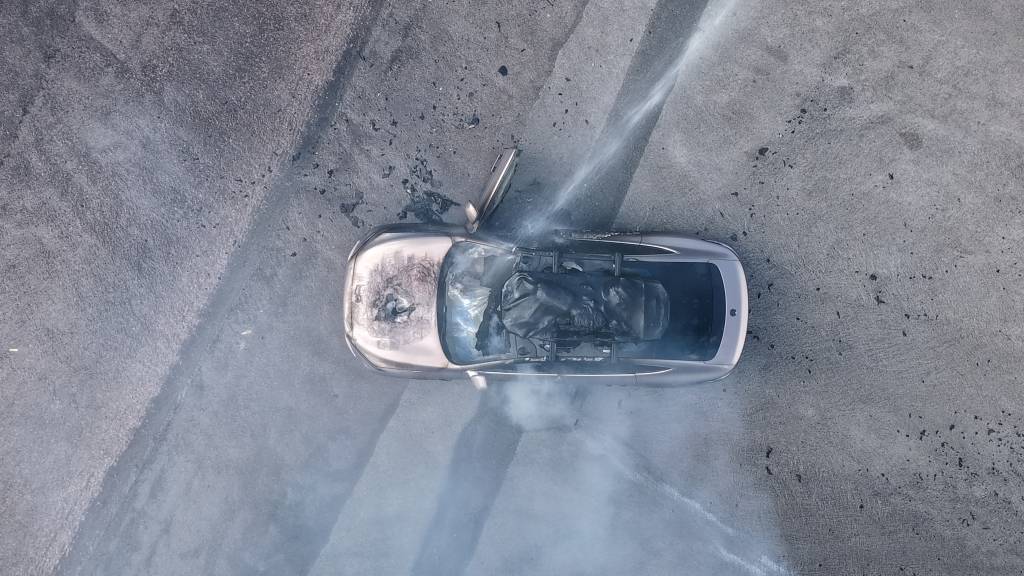 一辆蔚来牌轿车在大理一景区外起火<strong></p>
<p>四方达股票</strong>，一家四口撤离及时无伤亡