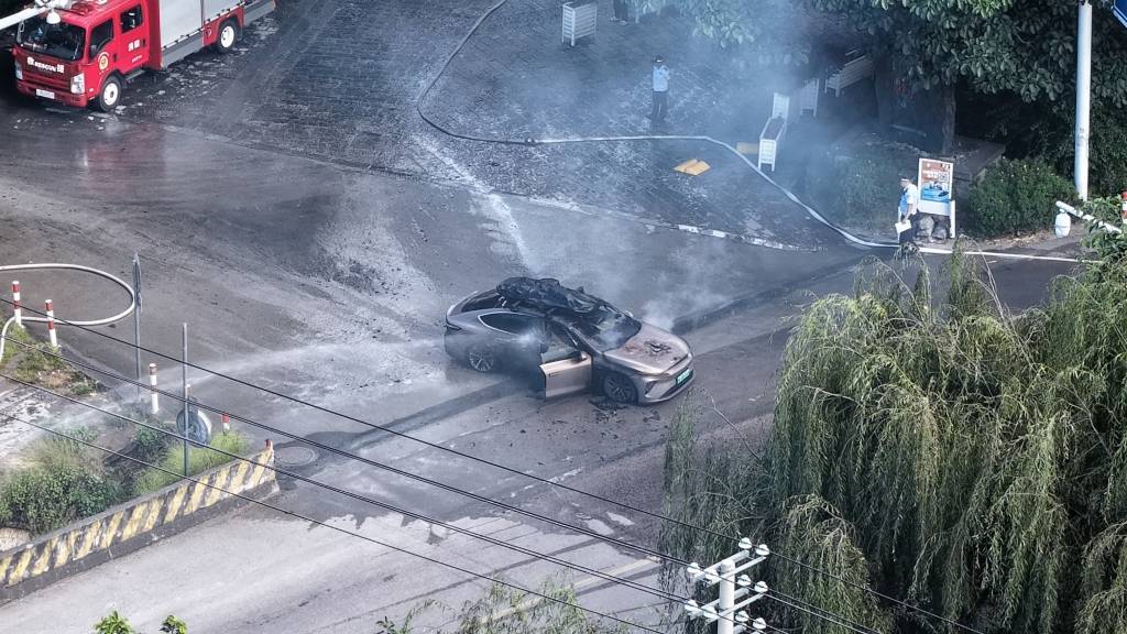 一辆蔚来牌轿车在大理一景区外起火<strong></p>
<p>四方达股票</strong>，一家四口撤离及时无伤亡