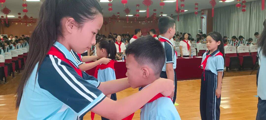 <strong></p>
<p>股票论坛网</strong>我县各级少先队组织开展“强国复兴有我 争当新时代好少年”建队日主题活动