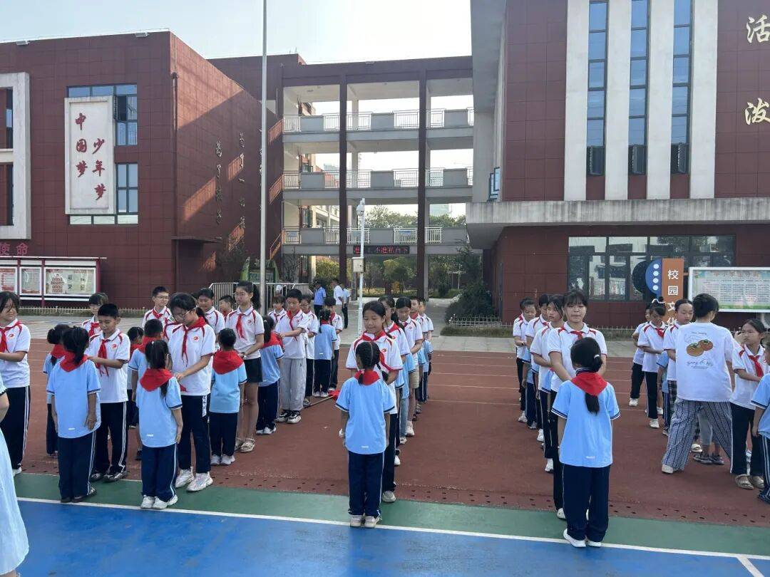 <strong></p>
<p>股票论坛网</strong>我县各级少先队组织开展“强国复兴有我 争当新时代好少年”建队日主题活动