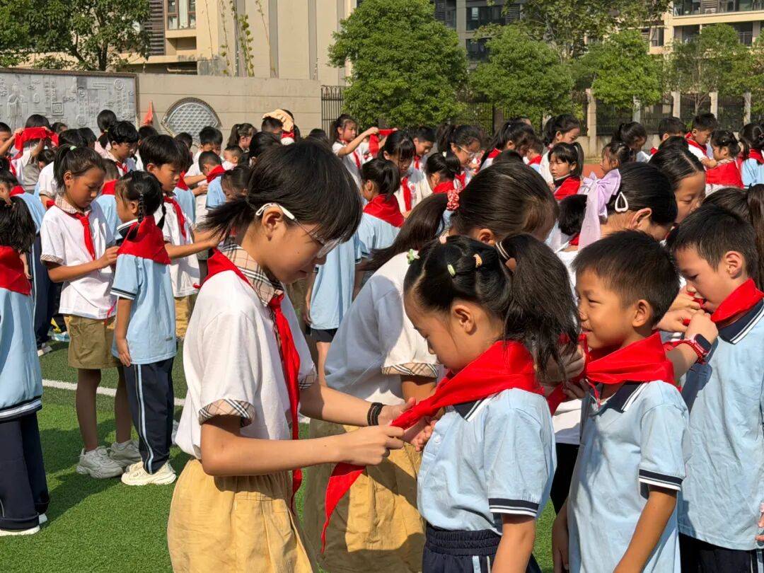 <strong></p>
<p>股票论坛网</strong>我县各级少先队组织开展“强国复兴有我 争当新时代好少年”建队日主题活动