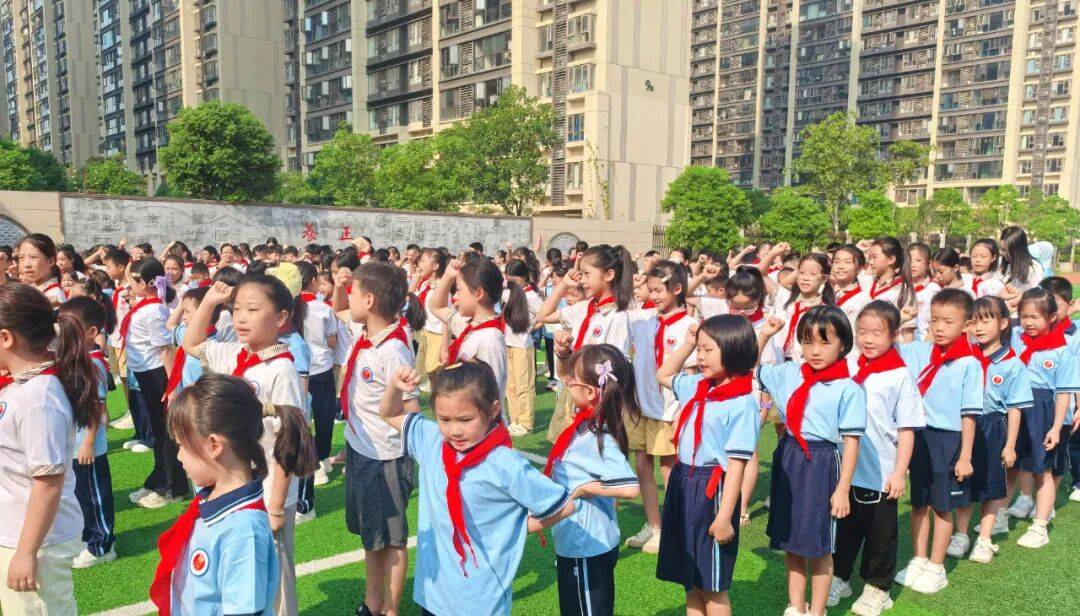 <strong></p>
<p>股票论坛网</strong>我县各级少先队组织开展“强国复兴有我 争当新时代好少年”建队日主题活动