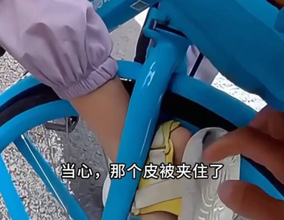 看着都疼<strong></p>
<p>豪迈科技股票</strong>！上海街头一男子突然求助：10岁女儿被死死卡住！这个行为太危险→