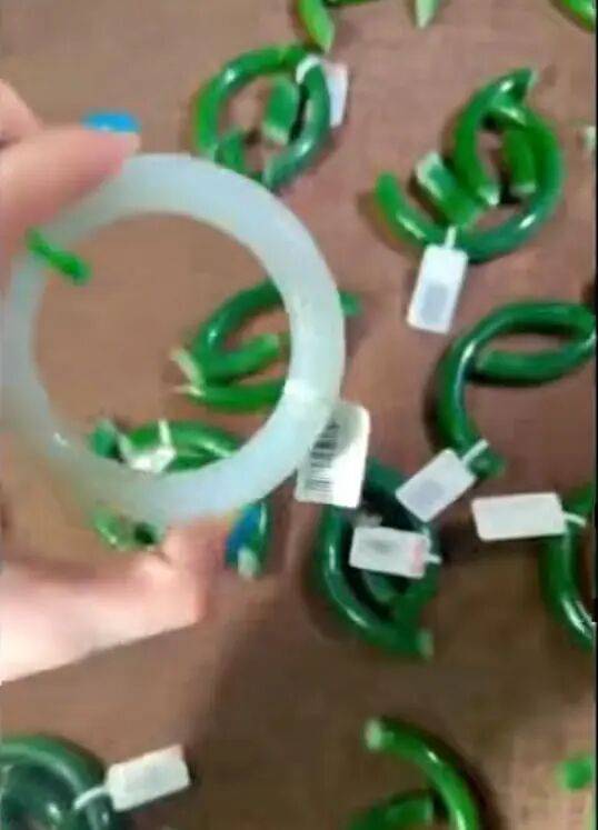 苏州一20岁店员不小心摔碎一盒玉镯损失百万<strong></p>
<p>豪迈科技股票</strong>,老板未要赔偿安慰小伙别有压力