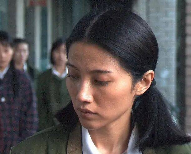 52岁影后颜丙燕公开小20岁男友：他知道我将步入更年期，已甜蜜相恋5年，两人出门必须手拉手