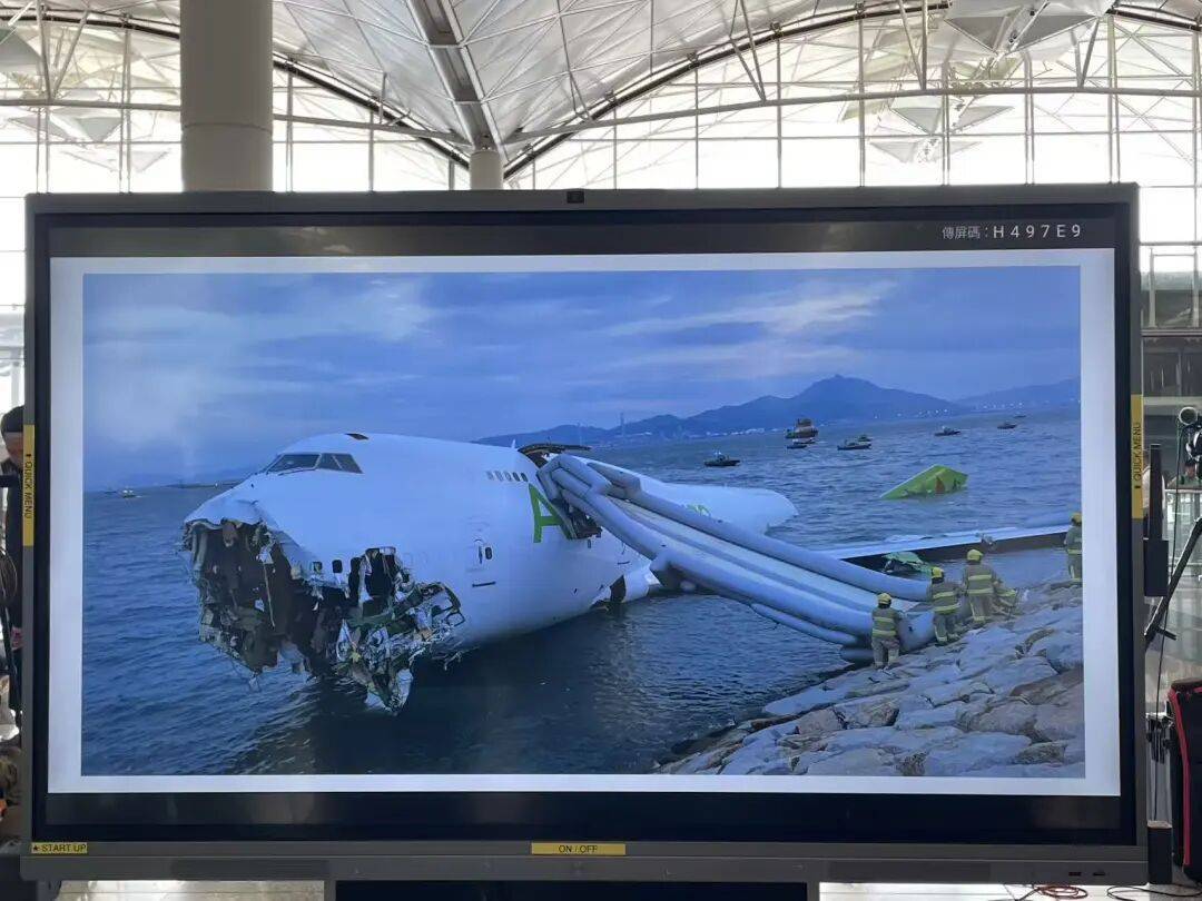 机身断成两截<strong></p>
<p>东晶电子股票</strong>,2名遇难者在海下约7米处被找到,巡逻车在飞机跑道外被撞进海里,香港机场飞机坠海事故更多细节披露