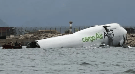 机身断成两截<strong></p>
<p>东晶电子股票</strong>,2名遇难者在海下约7米处被找到,巡逻车在飞机跑道外被撞进海里,香港机场飞机坠海事故更多细节披露