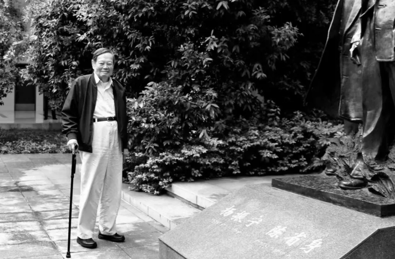 杨振宁为什么连续32年担任东莞理工学院名誉校长<strong></p>
<p>东晶电子股票</strong>？