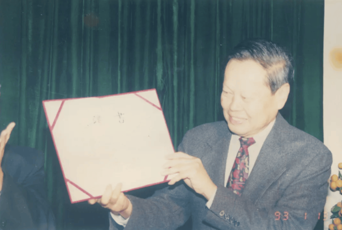 杨振宁为什么连续32年担任东莞理工学院名誉校长<strong></p>
<p>东晶电子股票</strong>？