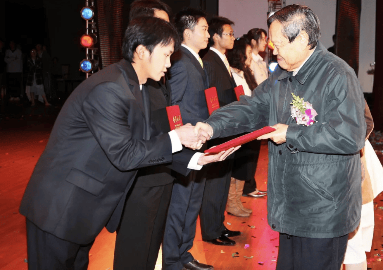 杨振宁为什么连续32年担任东莞理工学院名誉校长<strong></p>
<p>东晶电子股票</strong>？