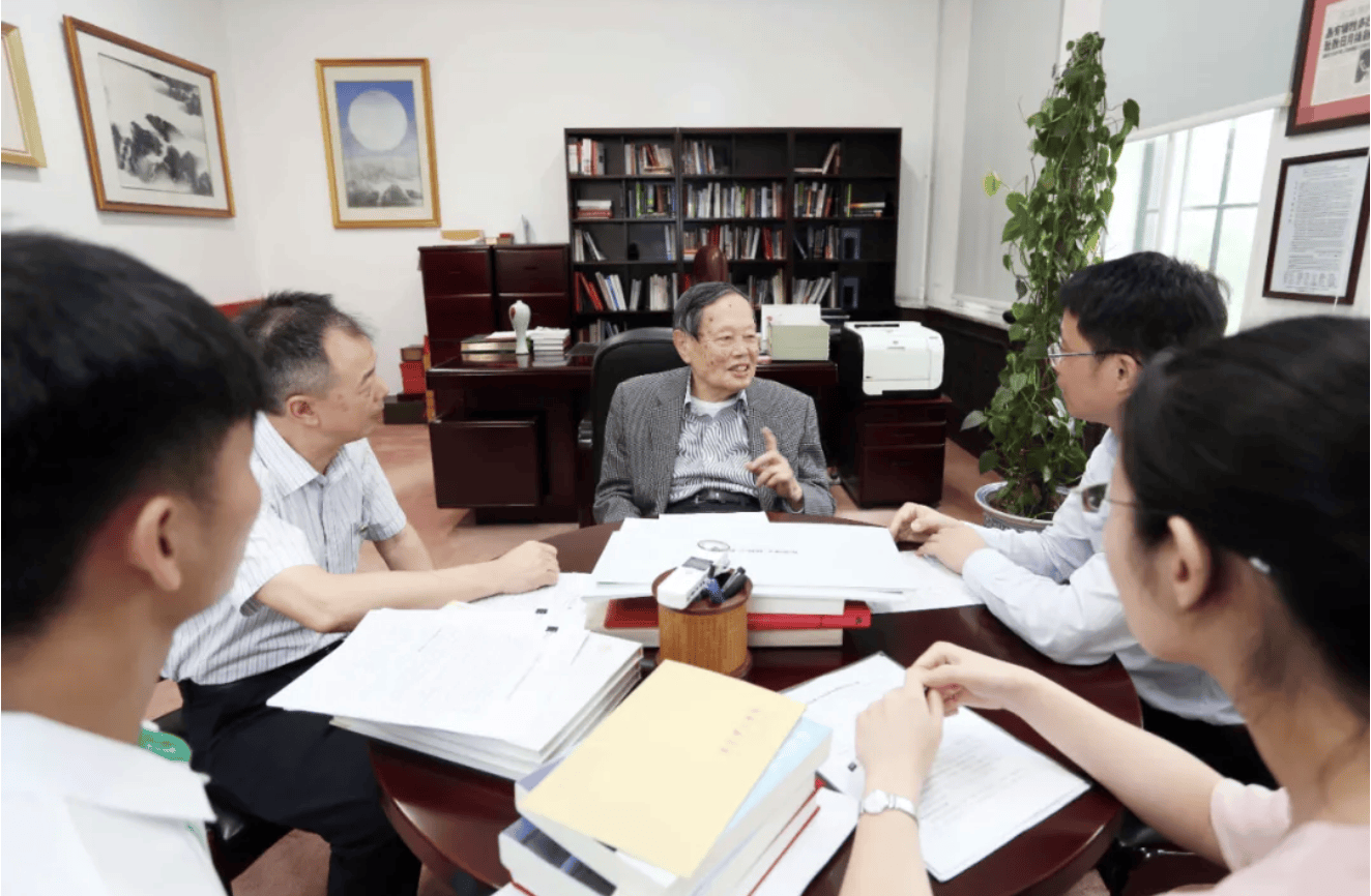 杨振宁为什么连续32年担任东莞理工学院名誉校长<strong></p>
<p>东晶电子股票</strong>？