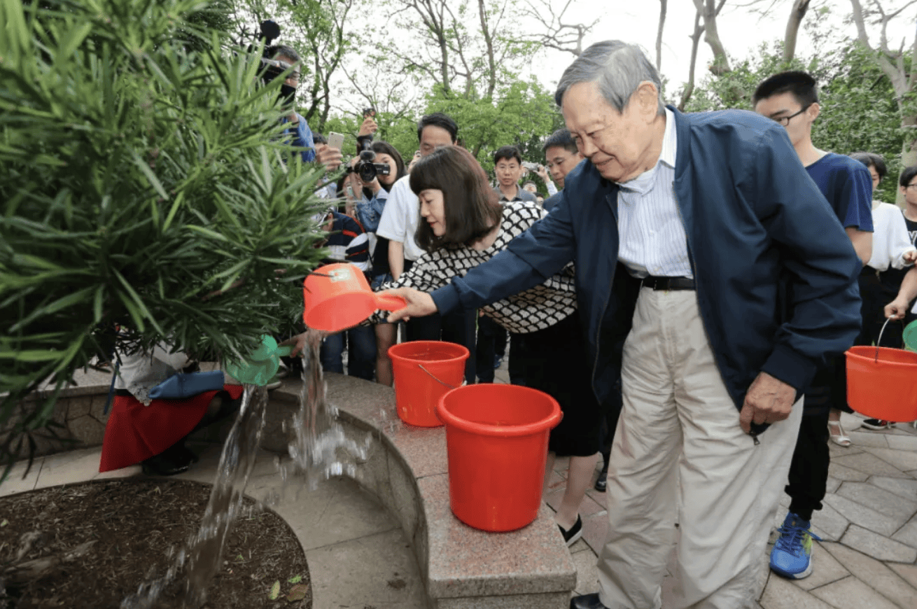 杨振宁为什么连续32年担任东莞理工学院名誉校长<strong></p>
<p>东晶电子股票</strong>？