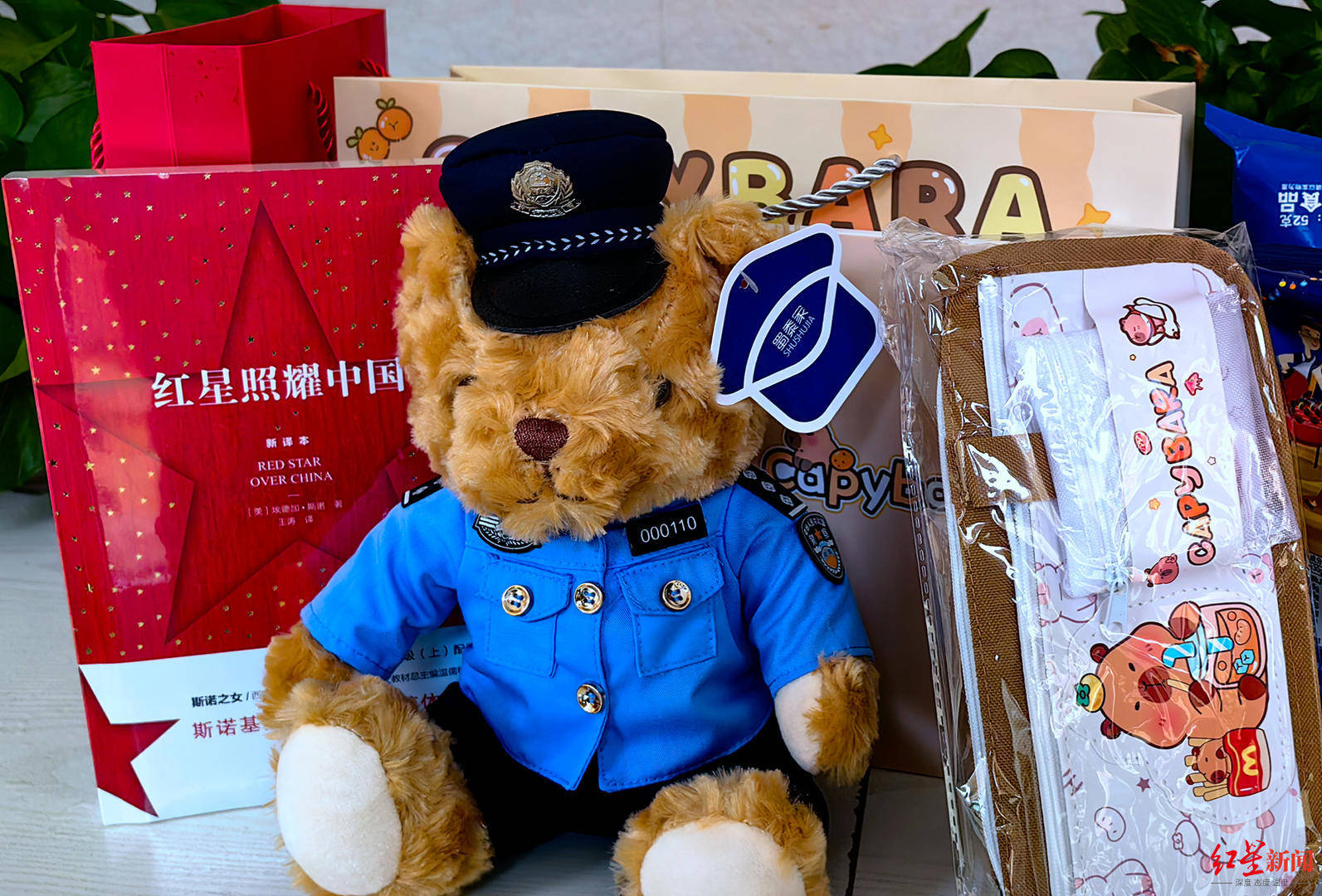 初二男生捡到1.4万余元现金<strong></p>
<p>云南白药股票</strong>,淡定拍视频后报警物归失主,民警送“奖”到校园