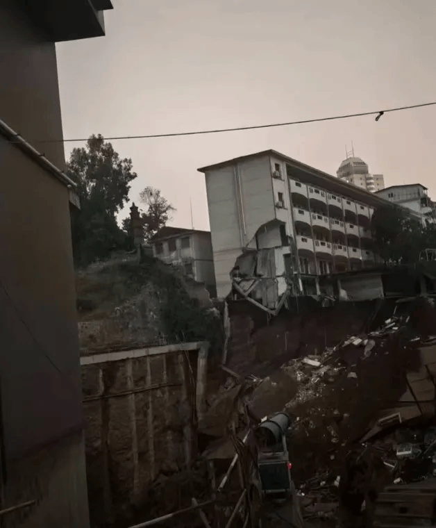 近4000人小学突发坍塌形成巨大坑洞<strong></p>
<p>云南白药股票</strong>，操场塌下去一半，“还好发生在夜里”