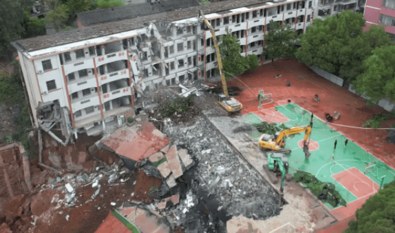 近4000人小学突发坍塌形成巨大坑洞<strong></p>
<p>云南白药股票</strong>，操场塌下去一半，“还好发生在夜里”