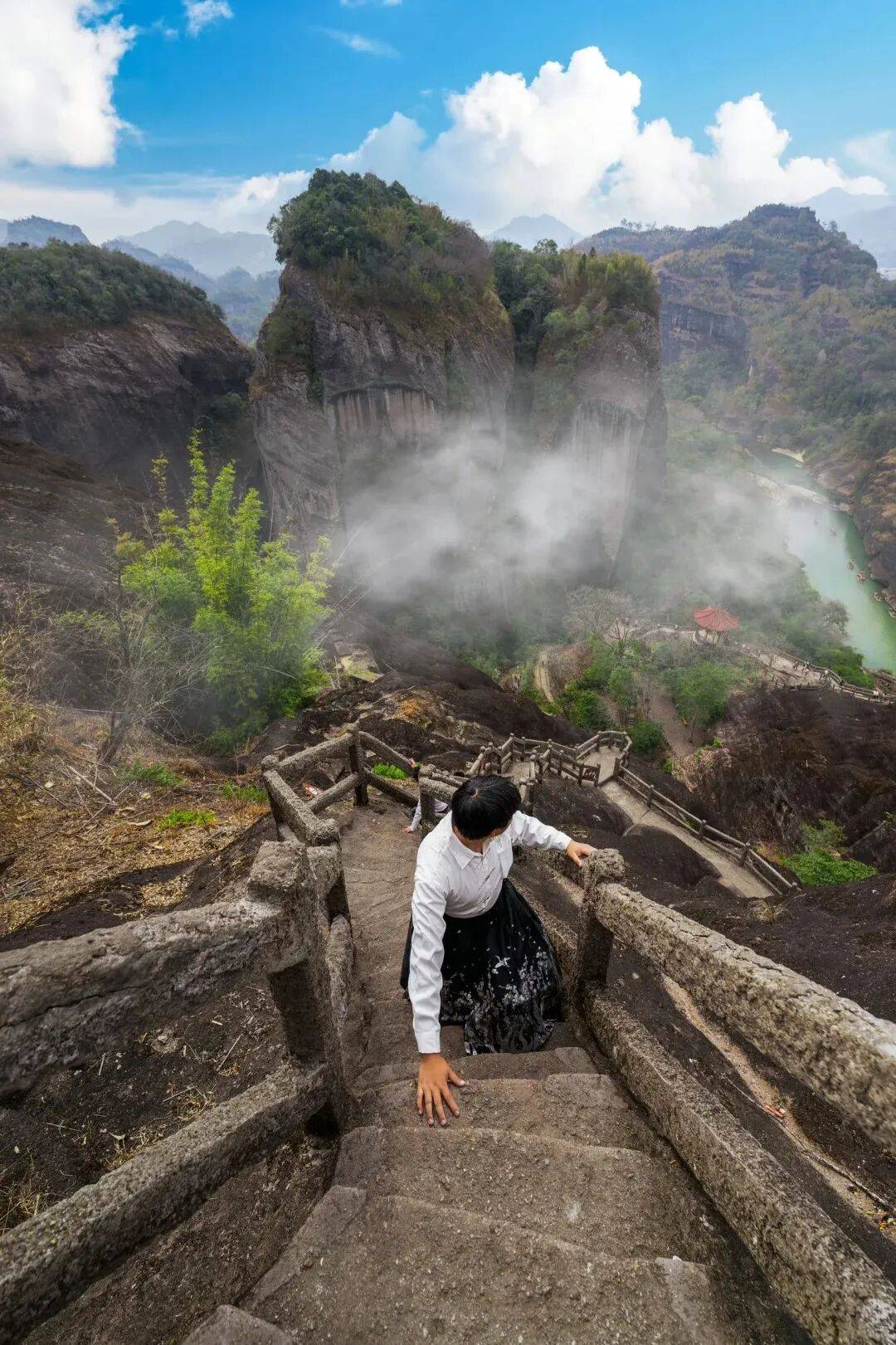 为什么年轻人迷上了爬山？ | 秋高气爽<strong></p>
<p>云南白药股票</strong>，是时候出发了→