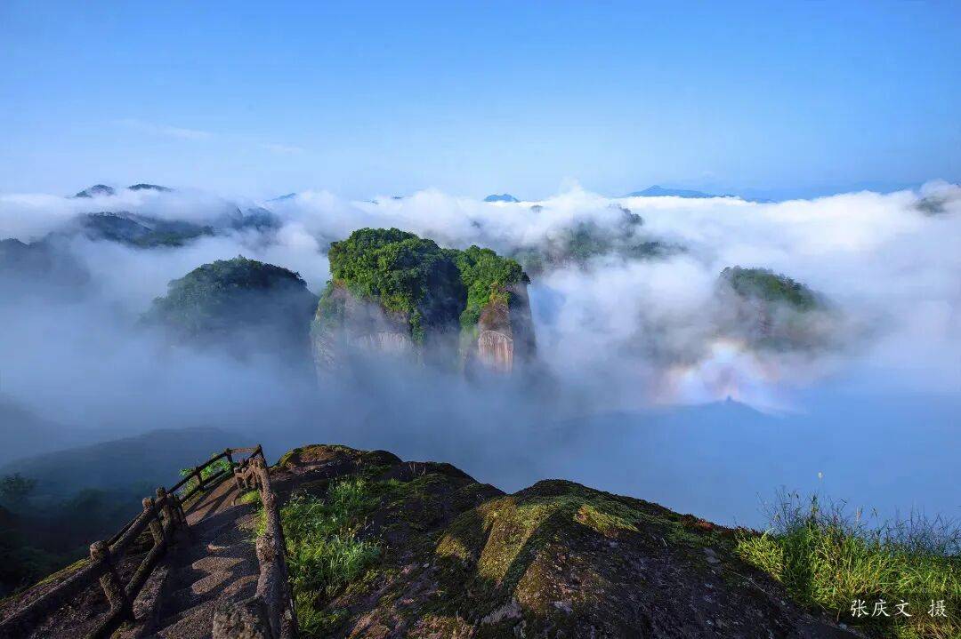 为什么年轻人迷上了爬山？ | 秋高气爽<strong></p>
<p>云南白药股票</strong>，是时候出发了→