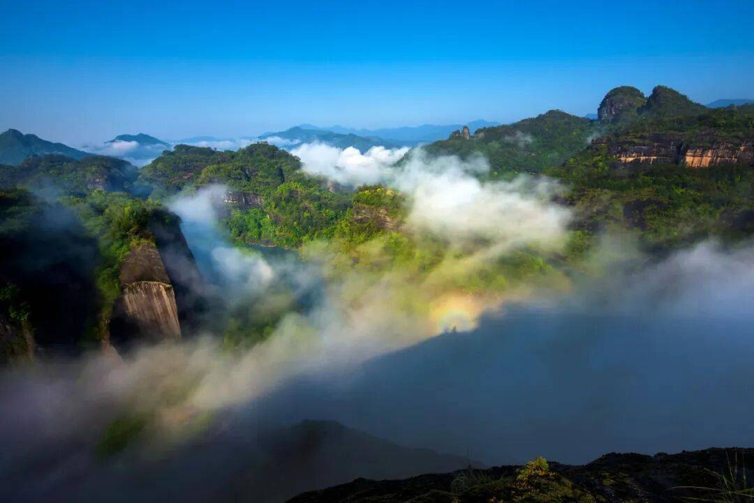 为什么年轻人迷上了爬山？ | 秋高气爽<strong></p>
<p>云南白药股票</strong>，是时候出发了→