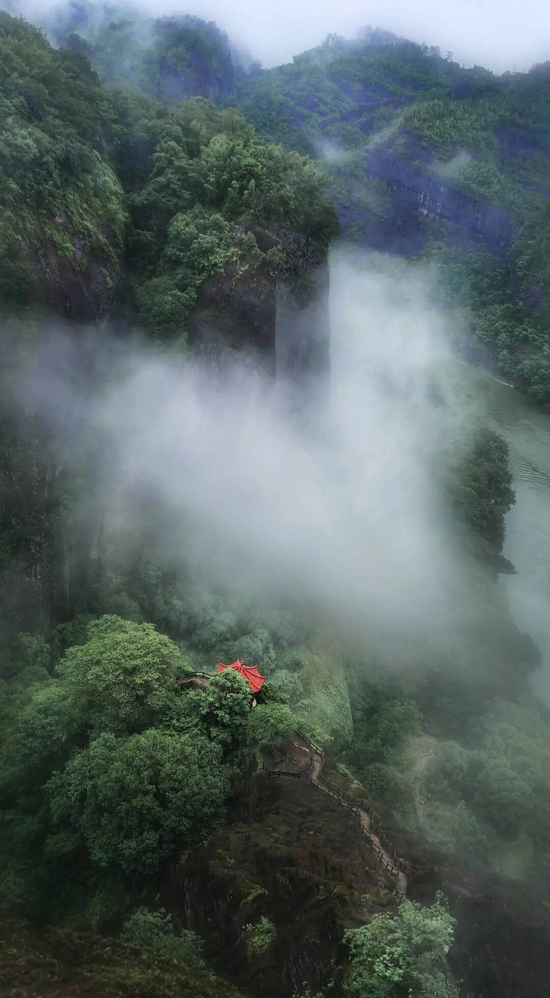 为什么年轻人迷上了爬山？ | 秋高气爽<strong></p>
<p>云南白药股票</strong>，是时候出发了→