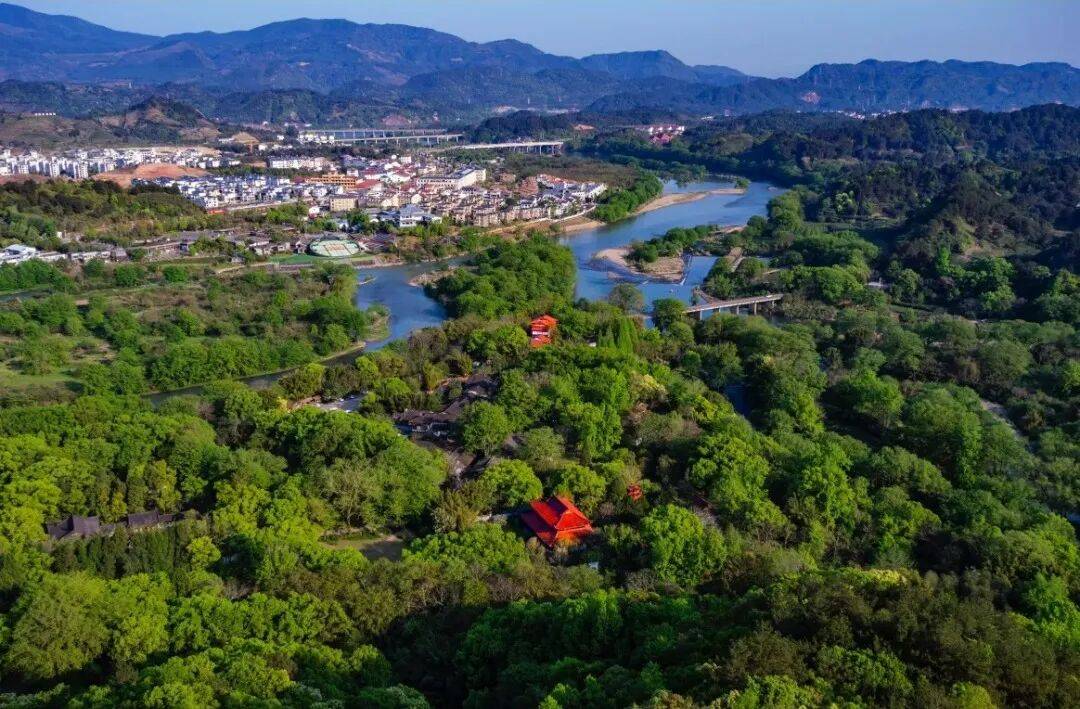 为什么年轻人迷上了爬山？ | 秋高气爽<strong></p>
<p>云南白药股票</strong>，是时候出发了→