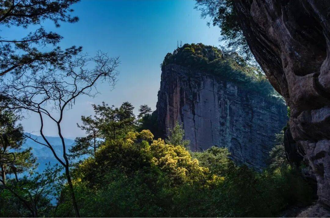 为什么年轻人迷上了爬山？ | 秋高气爽<strong></p>
<p>云南白药股票</strong>，是时候出发了→