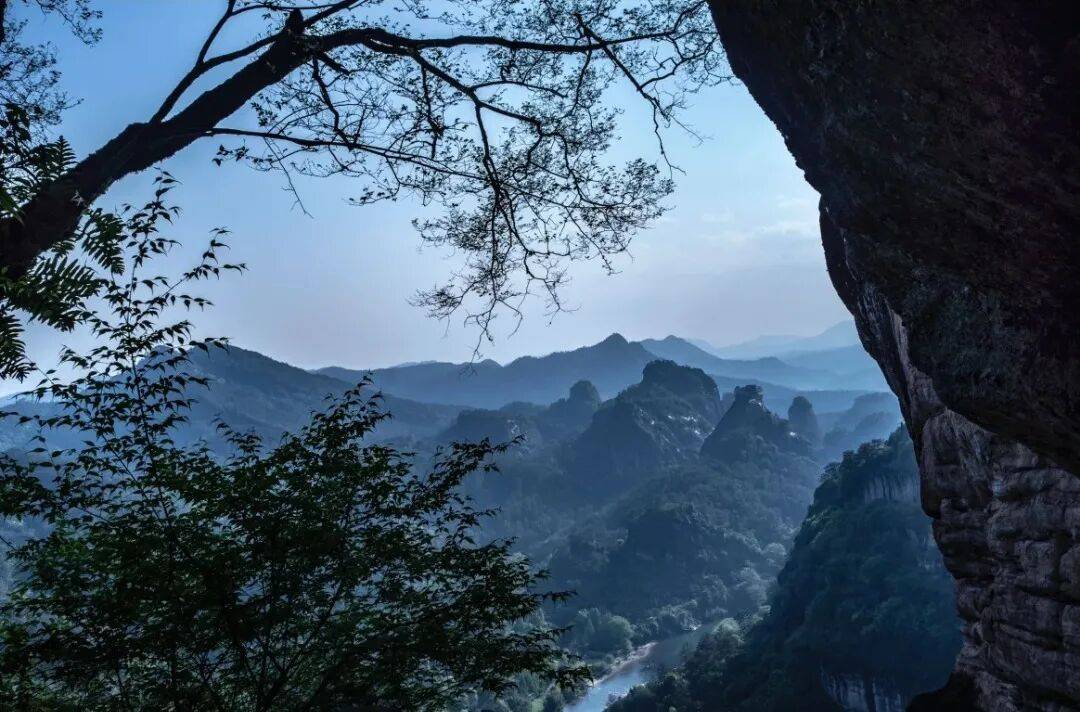 为什么年轻人迷上了爬山？ | 秋高气爽<strong></p>
<p>云南白药股票</strong>，是时候出发了→