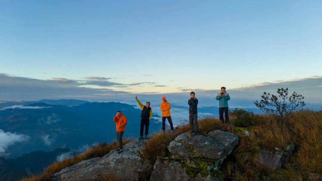 为什么年轻人迷上了爬山？ | 秋高气爽<strong></p>
<p>云南白药股票</strong>，是时候出发了→