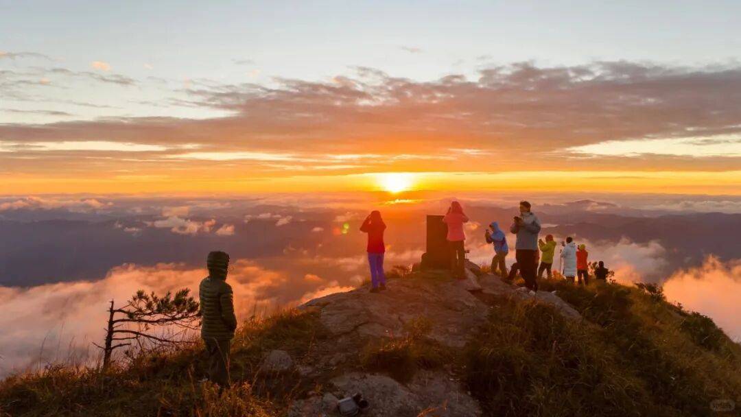 为什么年轻人迷上了爬山？ | 秋高气爽<strong></p>
<p>云南白药股票</strong>，是时候出发了→