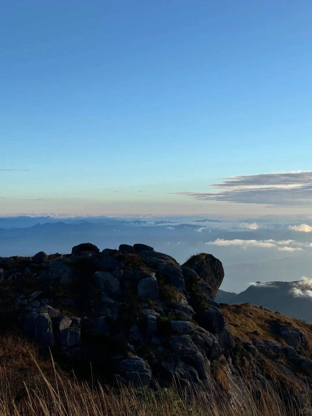 为什么年轻人迷上了爬山？ | 秋高气爽<strong></p>
<p>云南白药股票</strong>，是时候出发了→