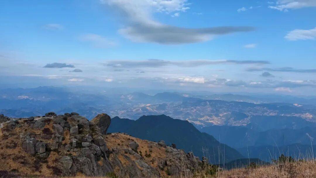 为什么年轻人迷上了爬山？ | 秋高气爽<strong></p>
<p>云南白药股票</strong>，是时候出发了→