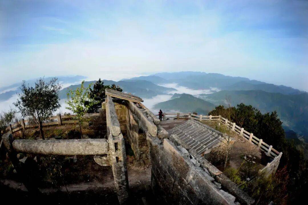 为什么年轻人迷上了爬山？ | 秋高气爽<strong></p>
<p>云南白药股票</strong>，是时候出发了→