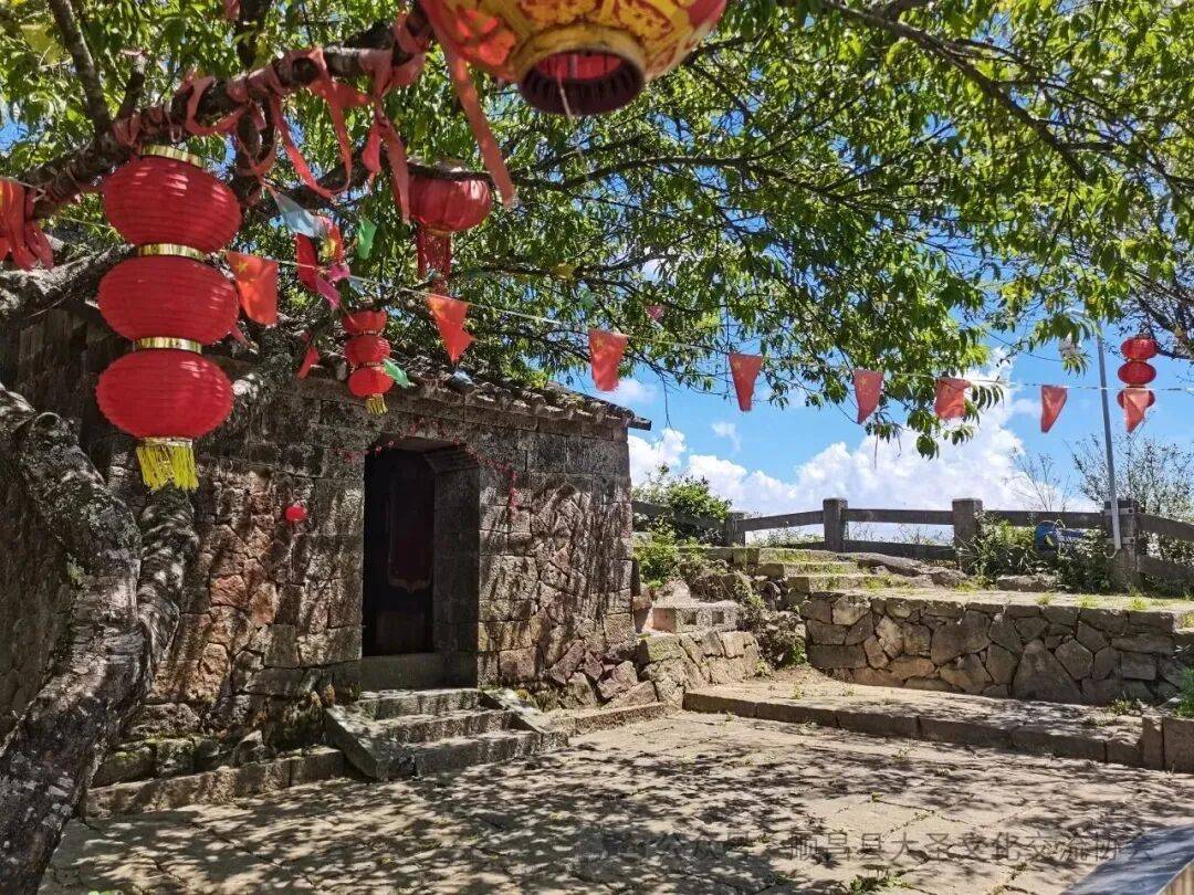 为什么年轻人迷上了爬山？ | 秋高气爽<strong></p>
<p>云南白药股票</strong>，是时候出发了→