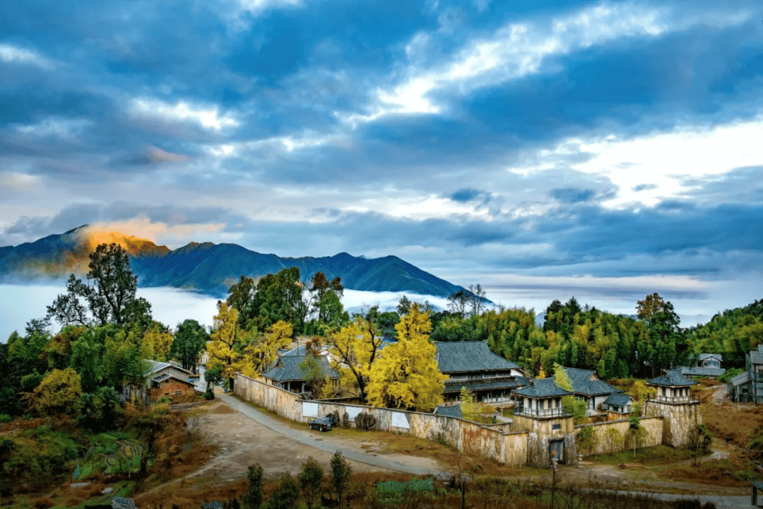 为什么年轻人迷上了爬山？ | 秋高气爽<strong></p>
<p>云南白药股票</strong>，是时候出发了→