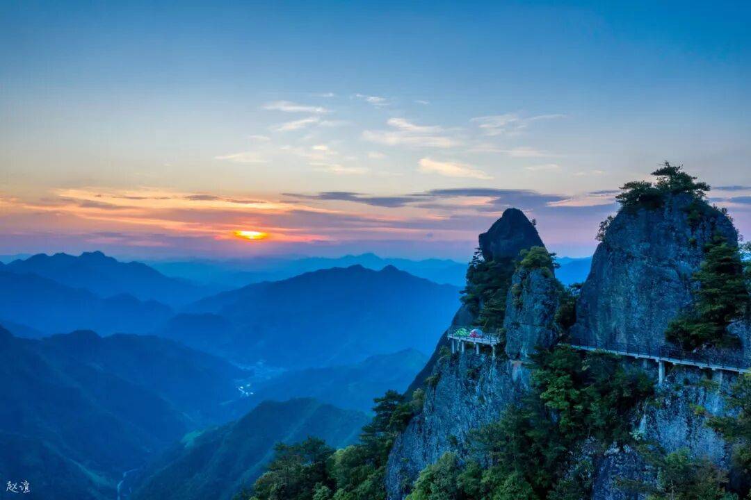 为什么年轻人迷上了爬山？ | 秋高气爽<strong></p>
<p>云南白药股票</strong>，是时候出发了→