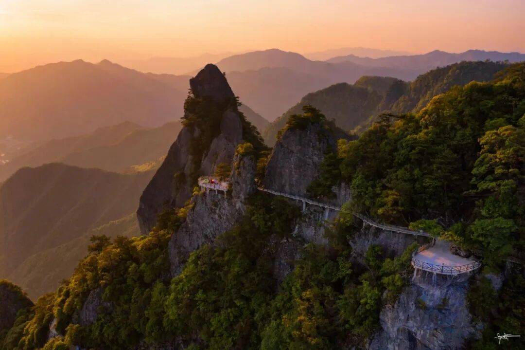 为什么年轻人迷上了爬山？ | 秋高气爽<strong></p>
<p>云南白药股票</strong>，是时候出发了→