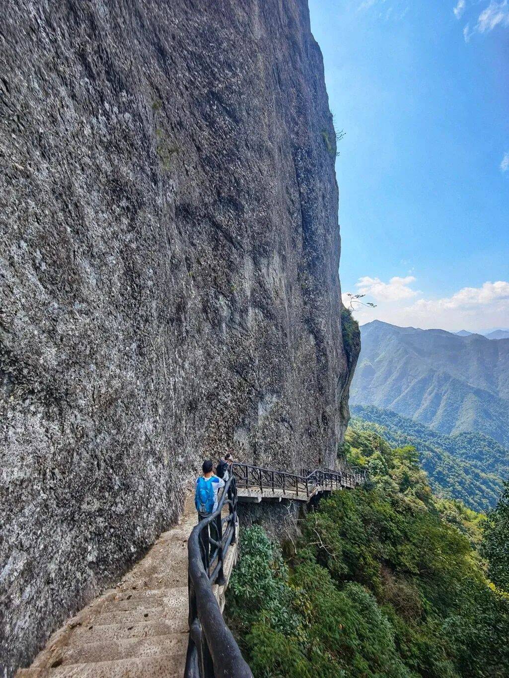 为什么年轻人迷上了爬山？ | 秋高气爽<strong></p>
<p>云南白药股票</strong>，是时候出发了→