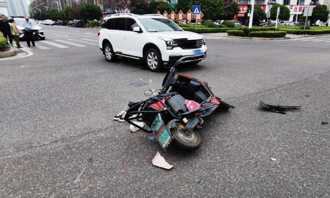 湖南湘潭一女生骑车闯红灯<strong></p>
<p>陕西能源股票</strong>,骨折、肝破裂…